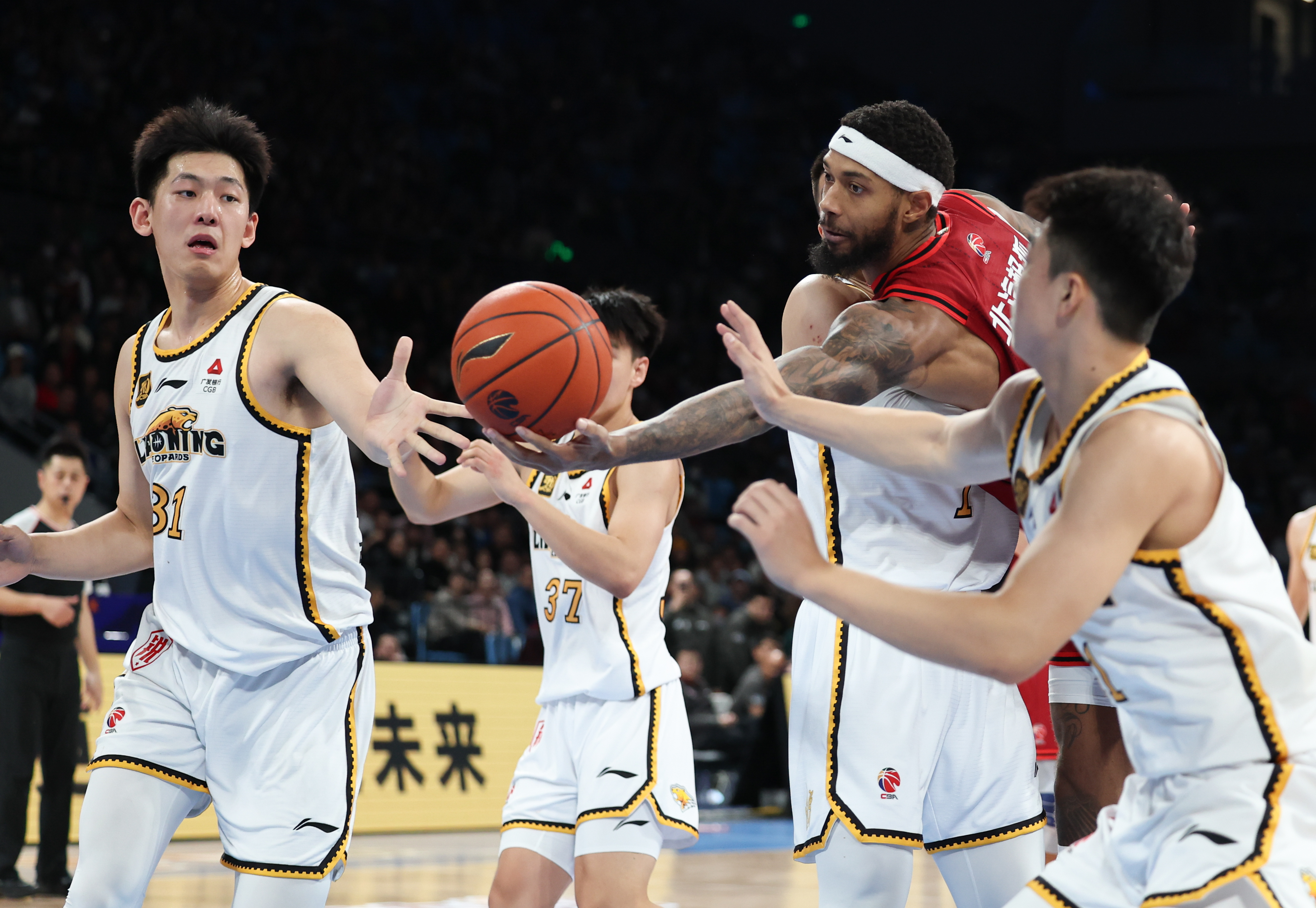 北京男篮主场战胜吉林队，实力强劲