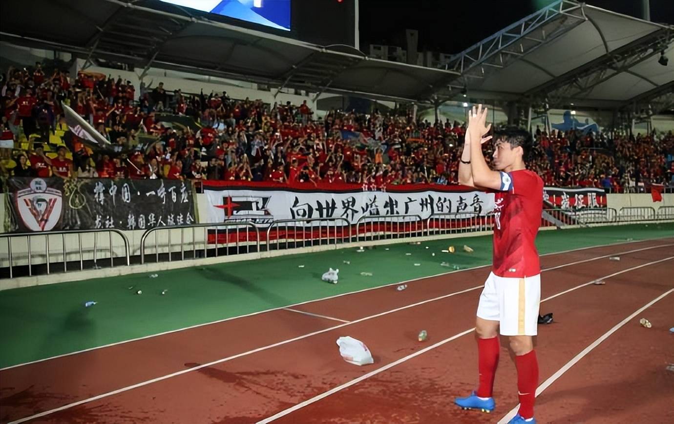 韩国球员在亚冠比赛中捧得奖杯