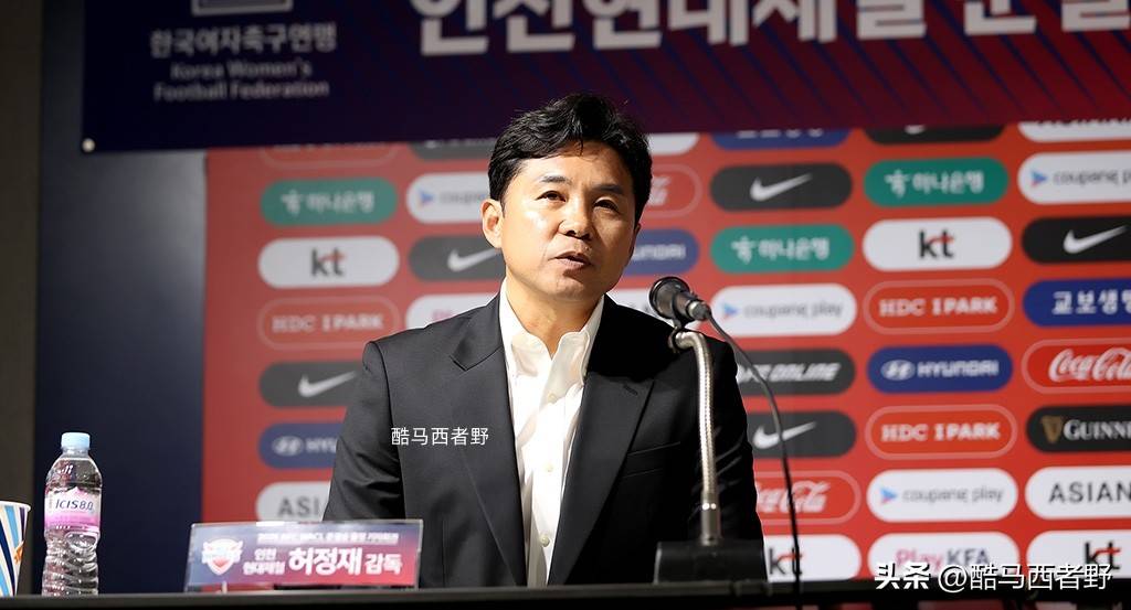 韩国球员在亚冠比赛中捧得奖杯
